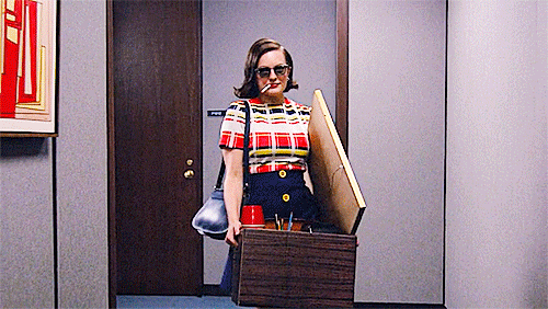 elisabeth-moss-peggy-olson-mad-men-hallway-gif-6515
